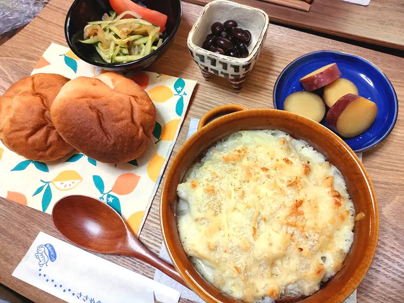 マカロニグラタンと米粉パン定食の写真