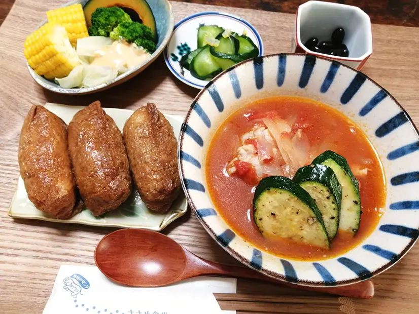 トマトスープとお稲荷さん定食の写真